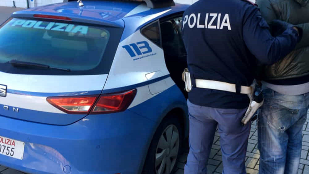 Napoli, Un Uomo Ferisce La Madre E Accoltella Un Agente Di Polizia